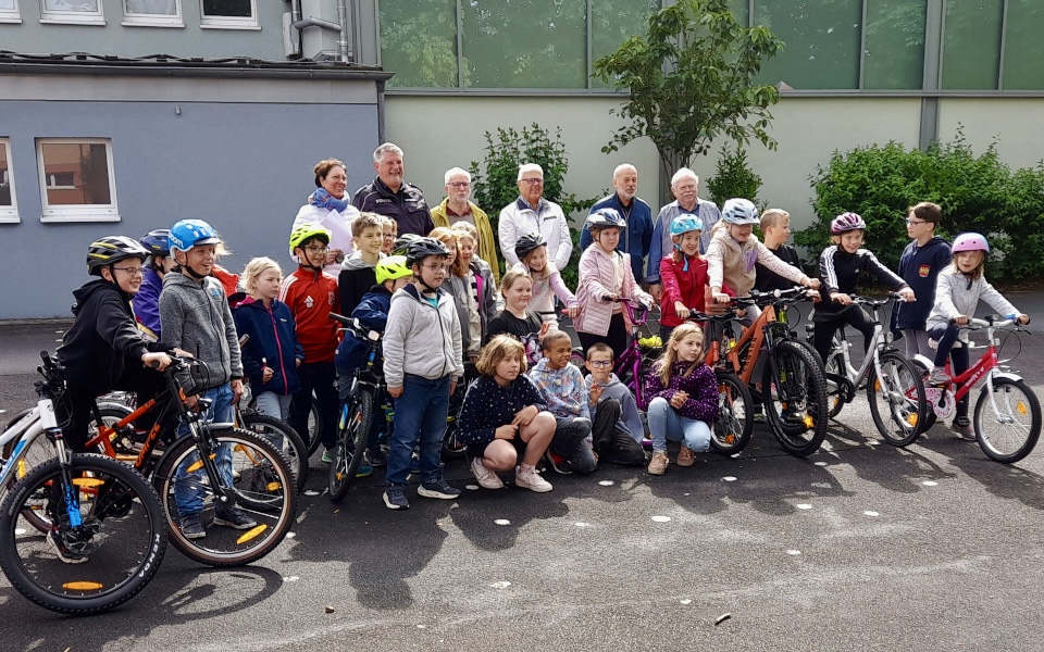 Lions unterstützen Grundschulen bei Verkehrssicherheitserziehung